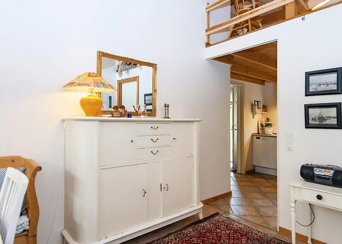 8 Person In Grenaa-by Traum