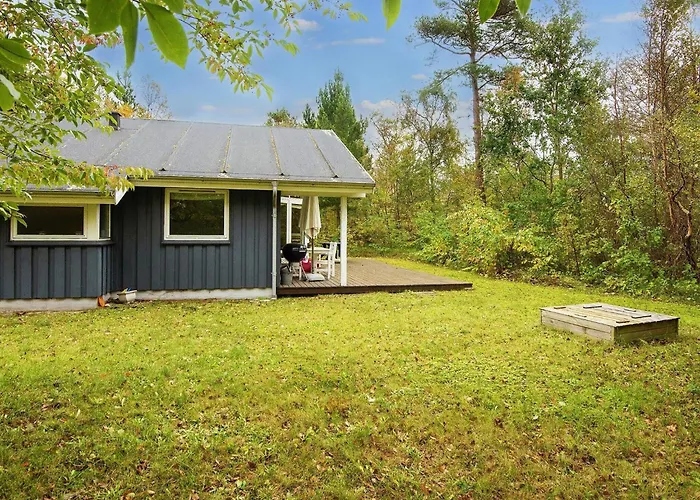 8 Person In Grenaa-by Traum